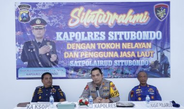 Tatap-Muka-dengan-Tokoh-Nelayan,-Kapolres-Situbondo-Beri-Bantuan-Life-Jacket-untuk-Keselamatan-di-Laut
